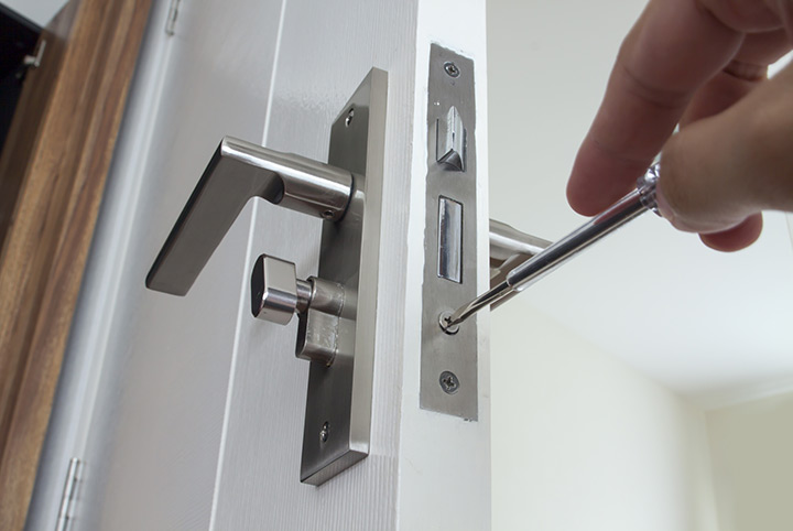 Our local locksmiths are able to repair and install door locks for properties in De Beauvoir Town and the local area.